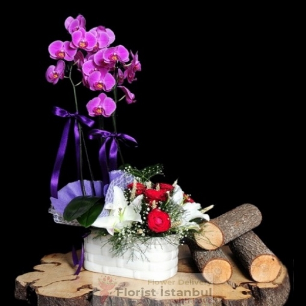 Фиолетовые орхидеи, лилии и красные розы Resim 2