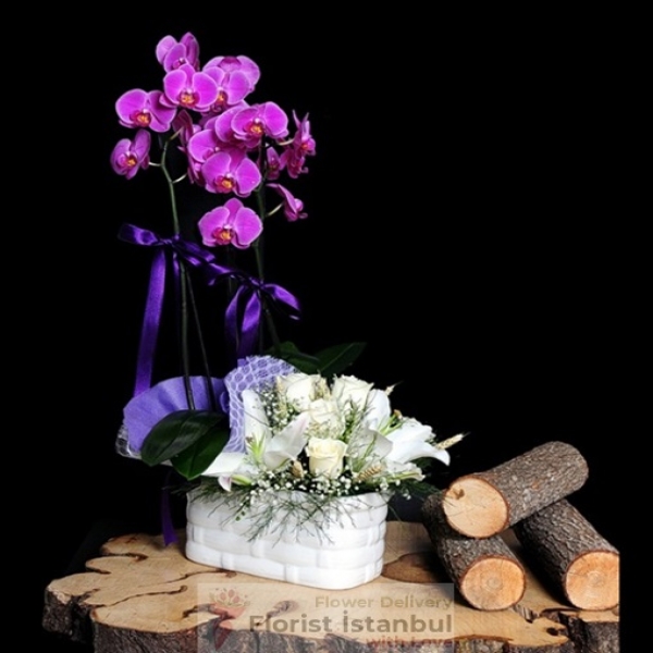 Фиолетовые орхидеи, лилии и белые розы Resim 2