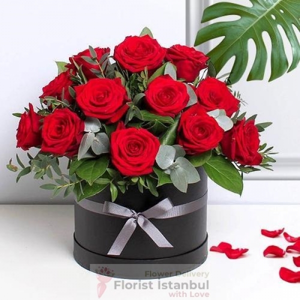 15 rote Rosen in einer Schachtel Resim 1