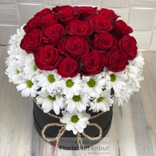 20 rote Rosen und Gänseblümchen in einer Schachtel Resim 2