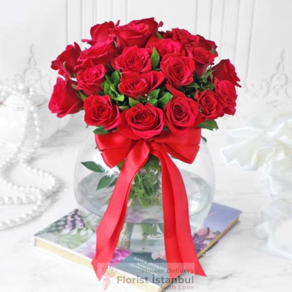 20 rote Rosen in Vase Resim 2
