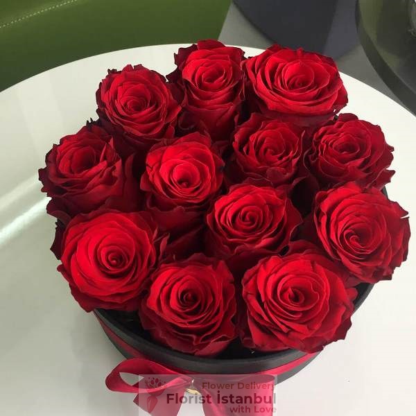 12 rote Rosen in einer Schachtel Resim 1