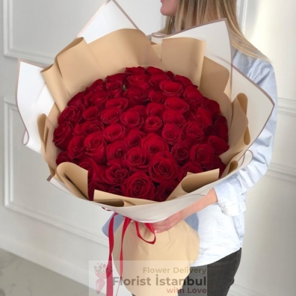 Букет из 60 красных роз Resim 2