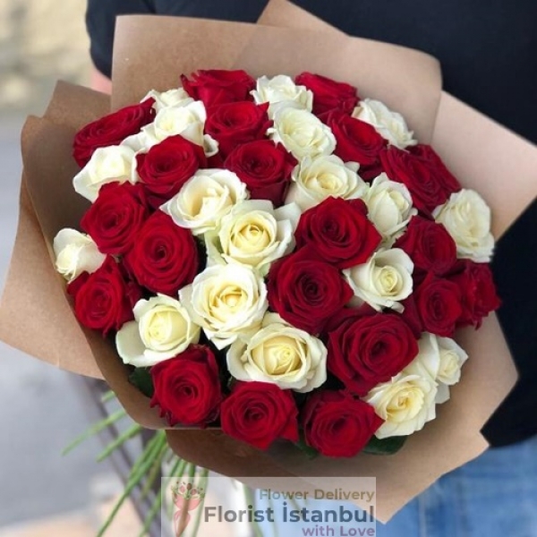 Roter und weißer Rosenstrauß mit 40 Rosen