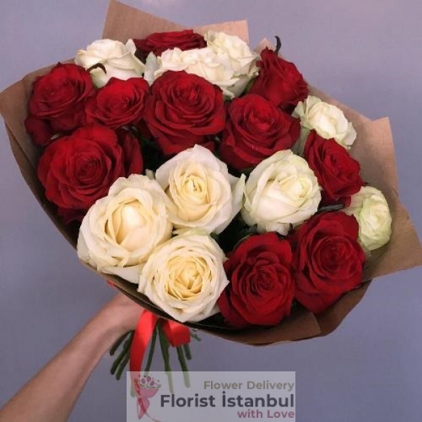 Roter und weißer Rosenstrauß mit 20 Rosen Resim 1