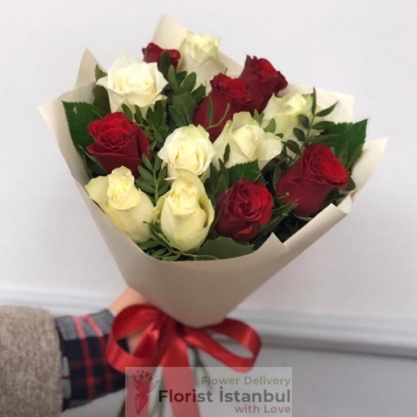 Roter und weißer Rosenstrauß mit 13 Rosen Resim 1