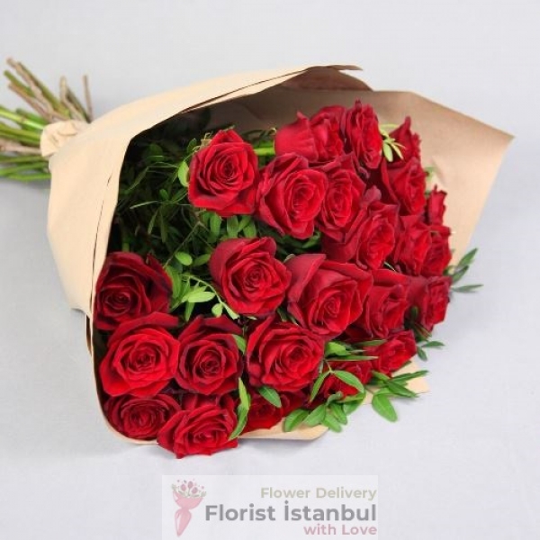 Букет из 20 красных роз Resim 1