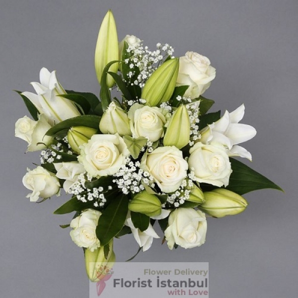 Blumenstrauß aus Lilien und weißen Rosen Resim 1