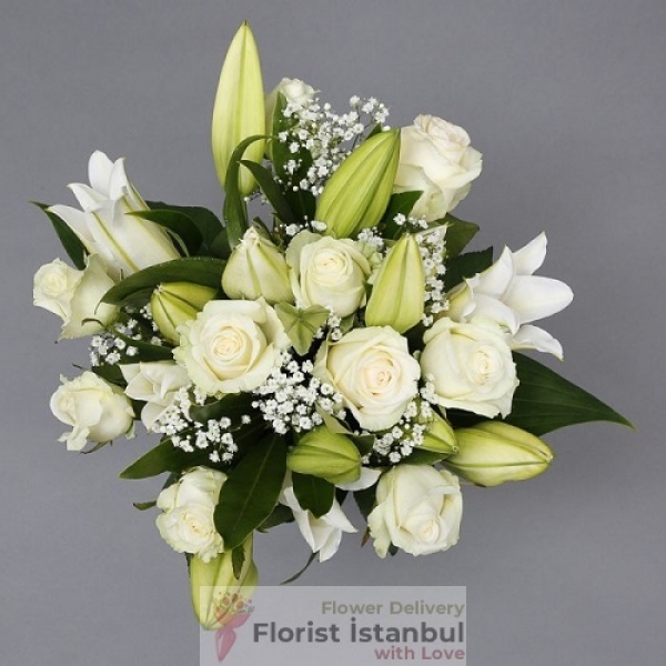 Blumenstrauß aus Lilien und weißen Rosen