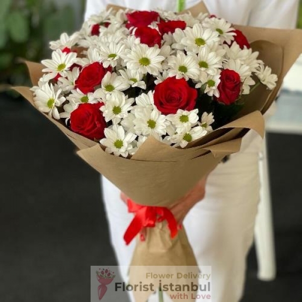 Bouquet of 10 Red Roses and Daisies Resim 1