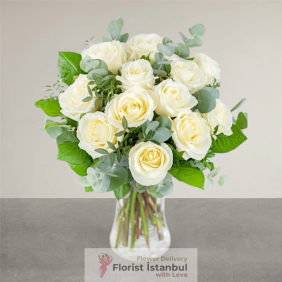 İstanbul Florist Weiße Rosen in einer Vase 12 Rosen