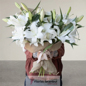  İstanbul Florist Strauß aus 30 weißen Lilien